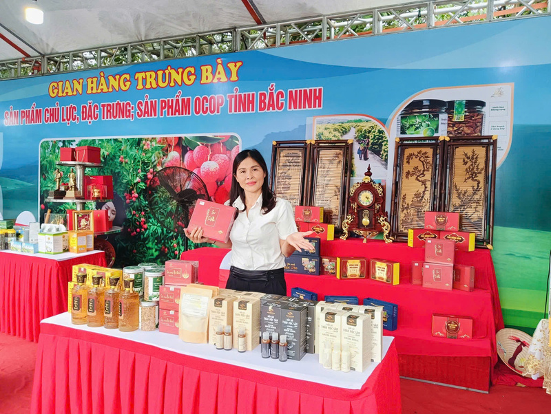 Sản phẩm của Công ty TNHH Sản xuất sâm Việt Nam tham gia hội trợ, quảng bá nông sản. Ảnh: Lê Na