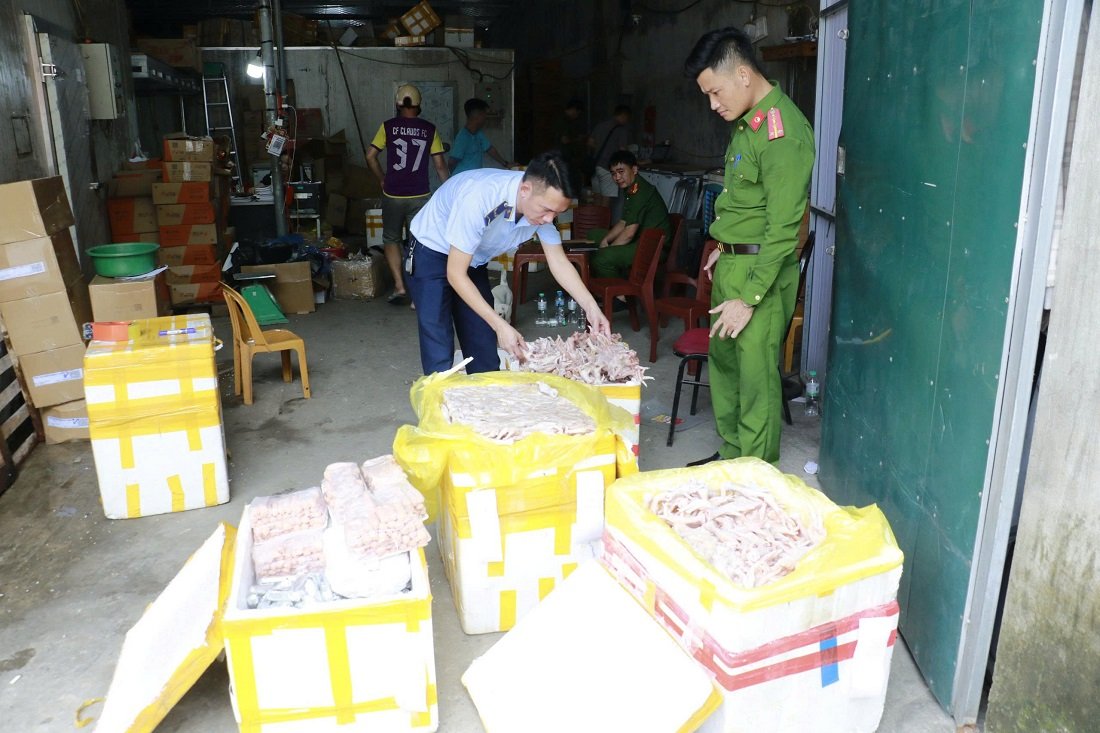 Lực lượng chức năng kiểm tra tại kho đông lạnh. Ảnh: Ngọc Anh