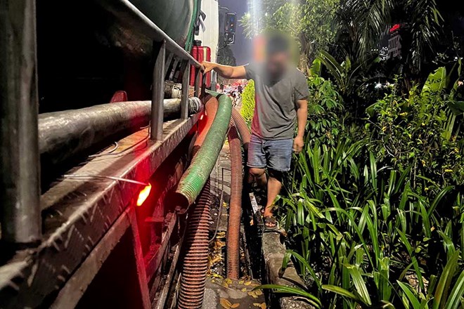 Thủ đoạn tinh vi của nhóm đối tượng xả trộm chất thải xuống sông Tô Lịch