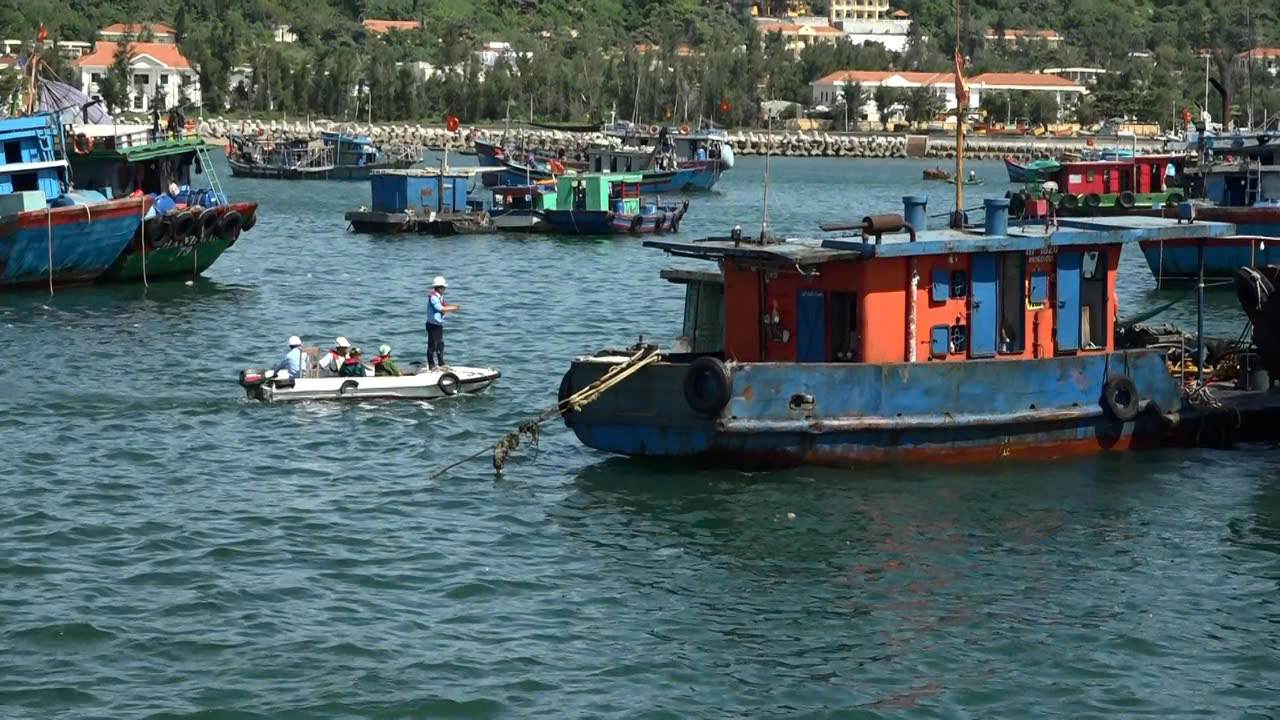 Tổ Vận động, tuyên truyền lưu động vận động tàu thuyền về nơi tránh trú bão an toàn. Ảnh: Sơn Hà