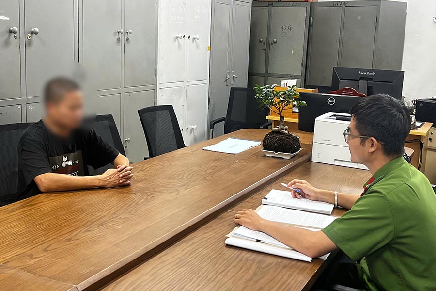 Cơ quan công an làm việc với các đối tượng. Ảnh: Công an Hà Nội