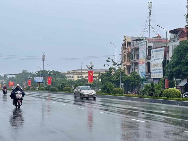 Trước bão số 9, Hưng Yên xuất hiện mưa rải rác, cây xanh được cắt tỉa phòng gió lớn