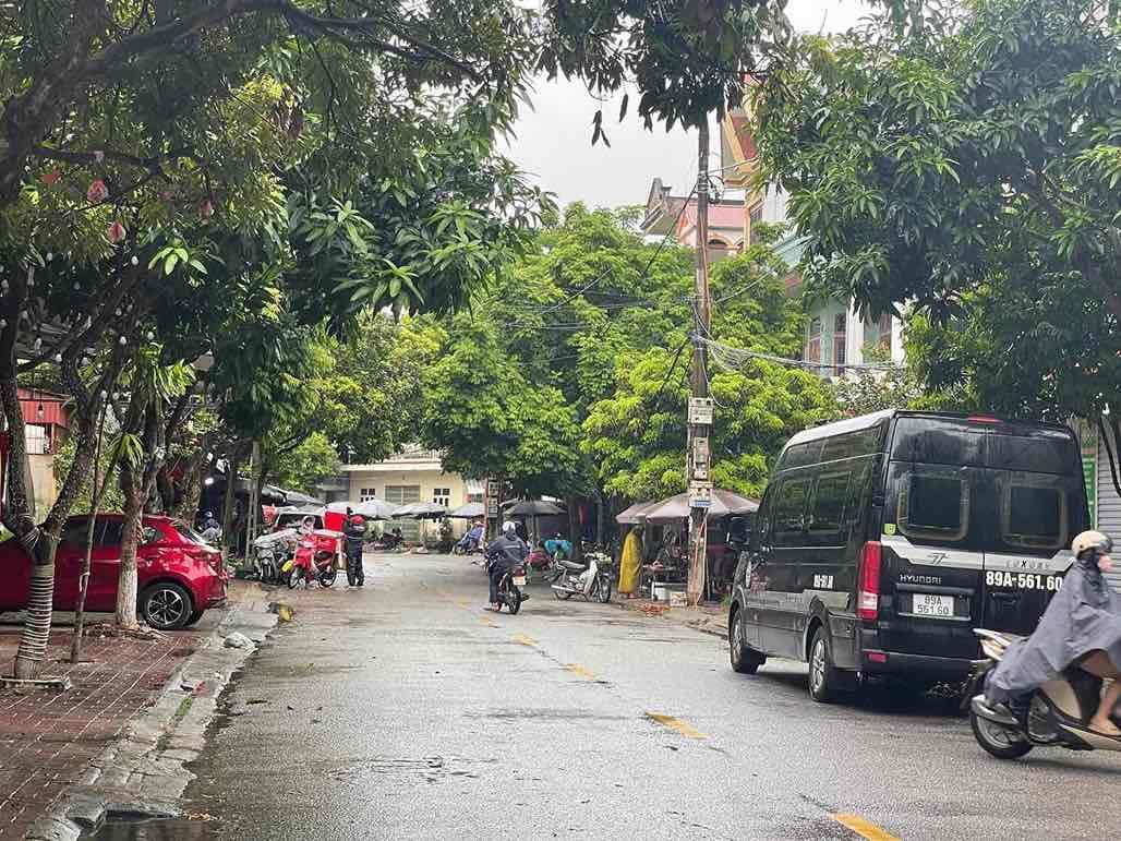 Tại phố Bà Triệu, phường Phố Hiến, tỉnh Hưng Yên có mưa nhỏ. Ảnh: Mai Hương