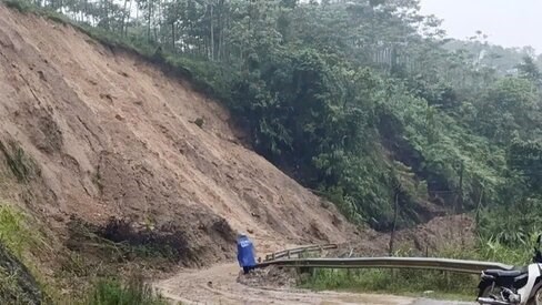 Mưa lớn gây sạt lở tại Phú Thọ, giao thông ách tắc
