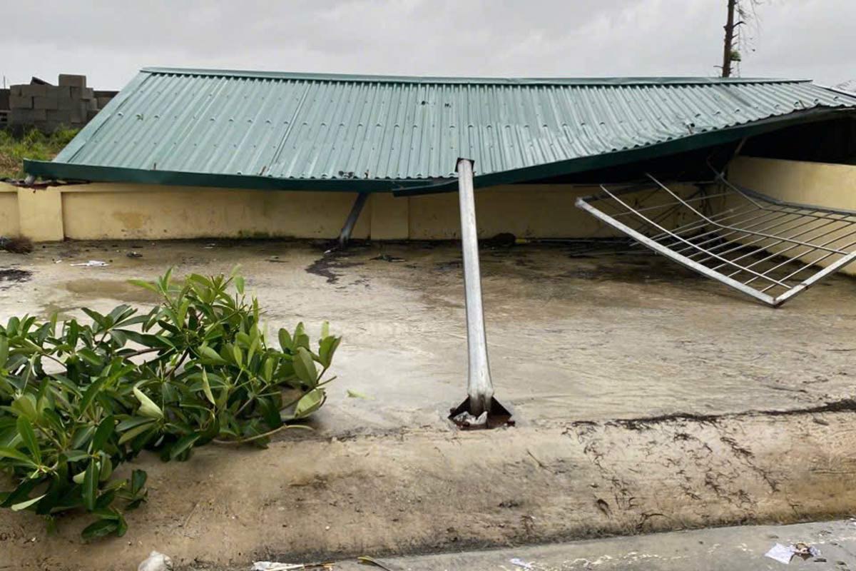 Mái tôn của một trường học trên đảo Quan Lạn bị đổ. Ảnh: