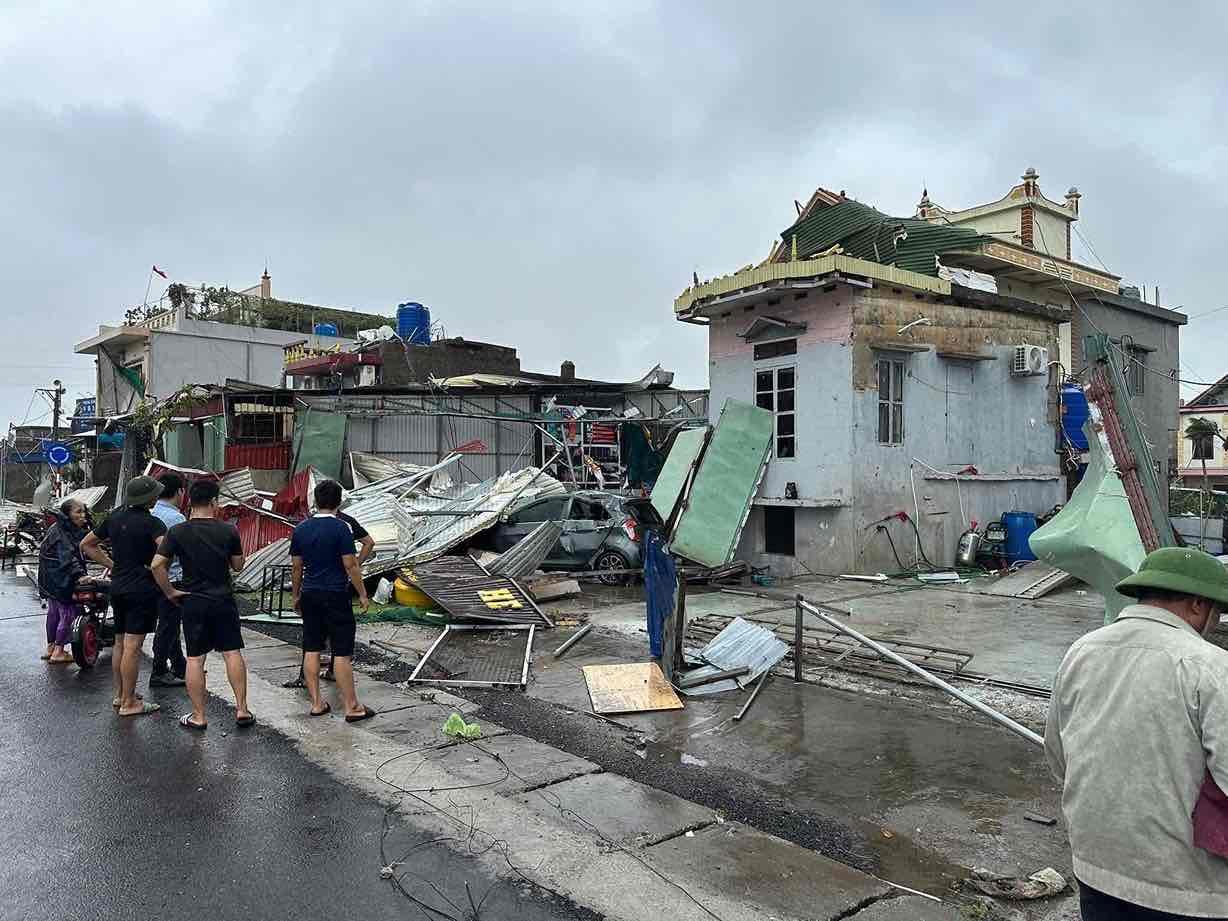 Nhiều ngôi nhà bị hư hỏng nặng và sập hoàn toàn sau cơn lốc xoáy. Ảnh: Cứu hộ xã Thái Thuỵ