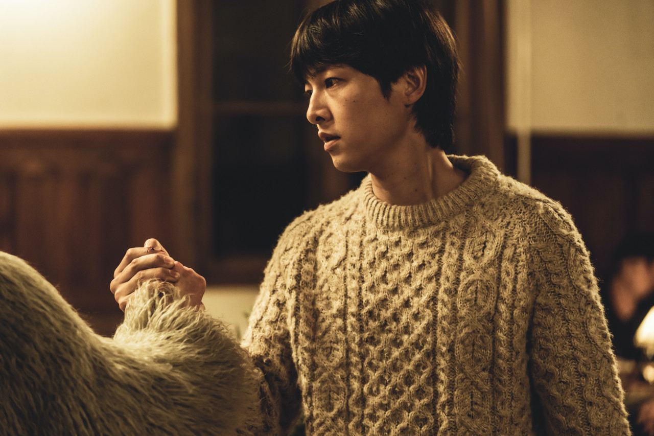 Song Joong Ki nỗ lực biến hóa nhưng không có được thành công. Diễn xuất của anh vẫn ở mức an toàn. Ảnh: Nhà sản xuất