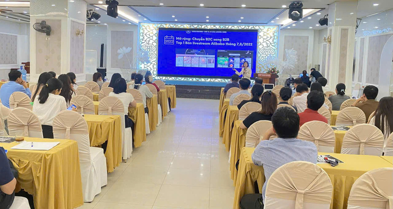 Tập huấn về thương mại trong bán hàng cho các doanh nghiệp, hợp tác xã, hộ kinh doanh. Ảnh: Nguyễn Tuấn