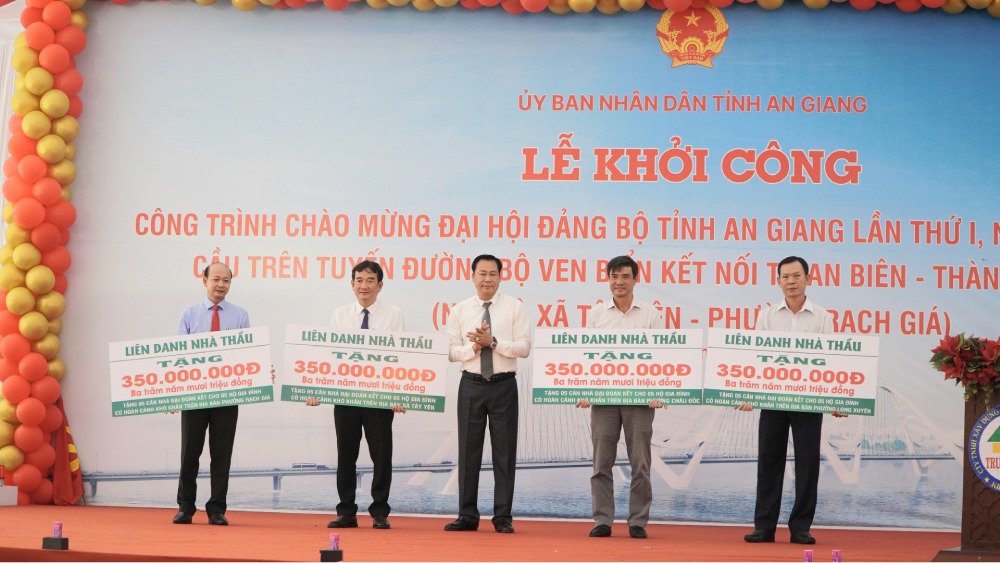 Tại buổi lễ, Liên danh nhà thầu cũng tặng 20 căn nhà Đại đoàn kết có trị giá 1,4 tỉ đồng (70 triệu đồng/căn) cho các hộ dân ở 4 địa phương gồm phường Rạch Giá, phường Long Xuyên, phường Châu Đốc, xã Tây Yên. Ảnh: Nguyên Anh