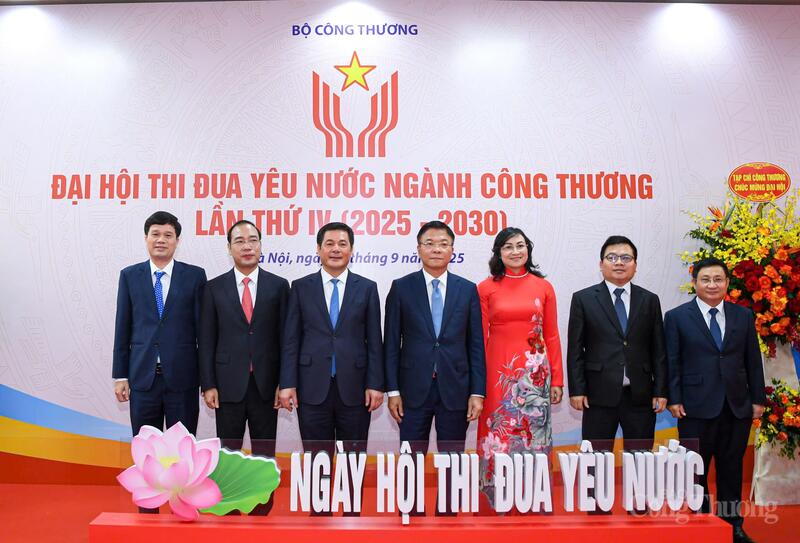 Phó Thủ tướng Lê Thành Long chụp ảnh lưu niệm với Lãnh đạo Bộ Công Thương và các đại biểu dự Đại hội. Ảnh: Cấn Dũng