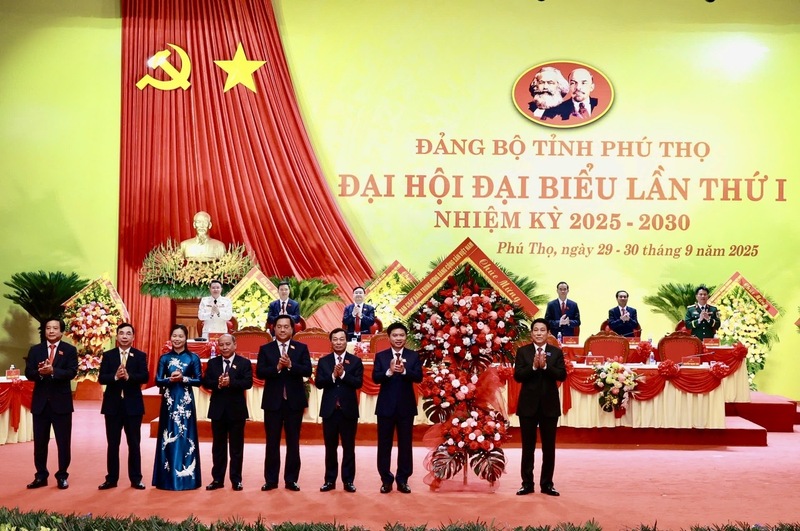 Chủ tịch nước Lương Cường tặng hoa chúc mừng đại hội (Ảnh: CTV)