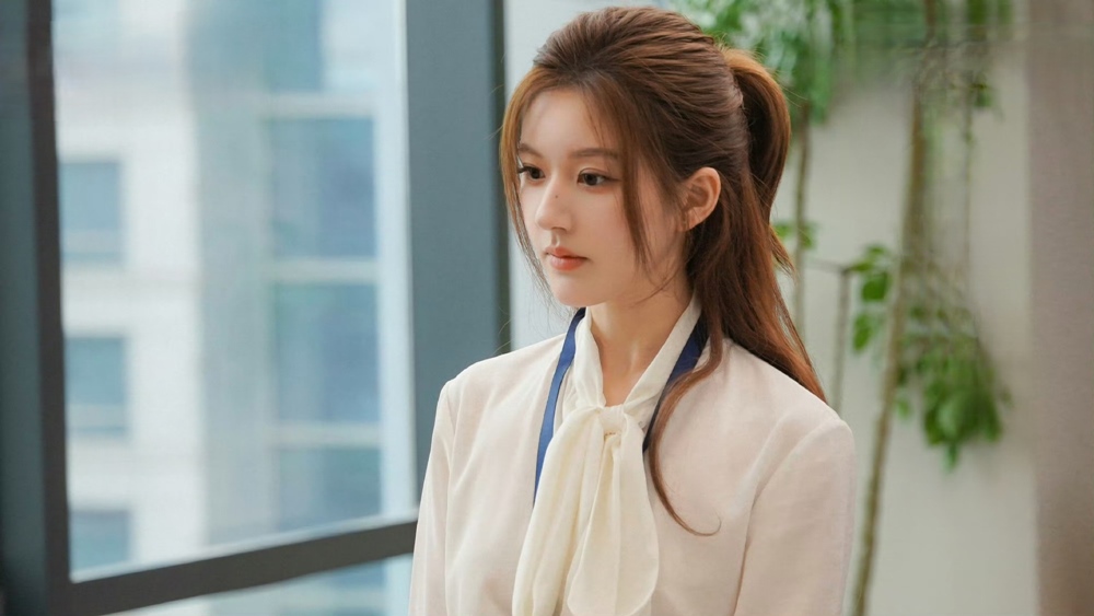 Nhân vật Hứa Nghiên của Triệu Lộ Tư có tạo hình cầu kỳ dù chỉ là nhân viên bình thường. Ảnh: Nhà sản xuất phim