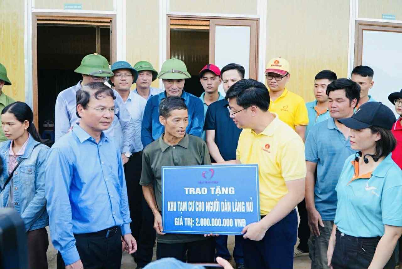 Đại diện Tập đoàn Vingroup trao quà hỗ trợ người dân Làng Nủ bị thiệt hại nặng nề do lũ quét vào năm 2024. Ảnh: Vingroup
