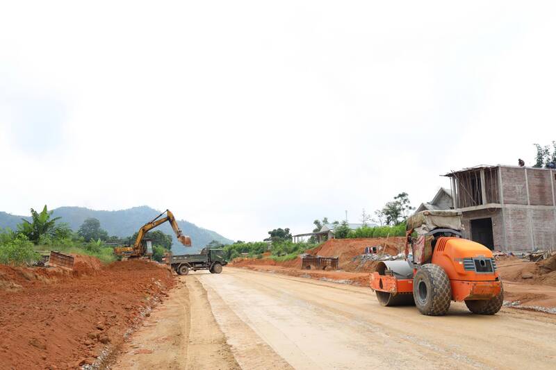 Các máy móc, phương tiện được huy động để triển khai dự án. Ảnh: Lam Thanh