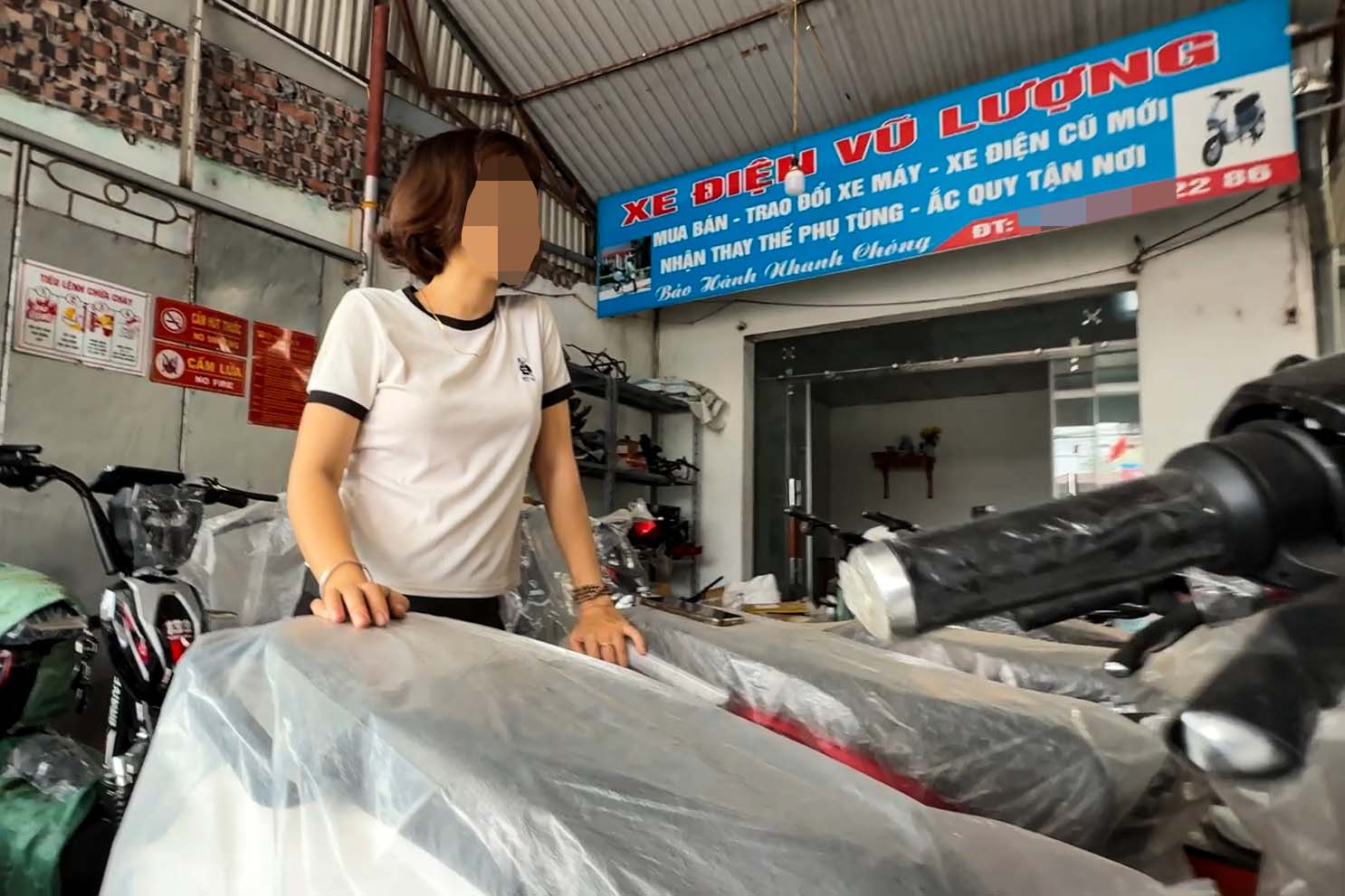 Bà chủ cửa hàng xe điện Vũ Lượng. Ảnh: Nhóm PV