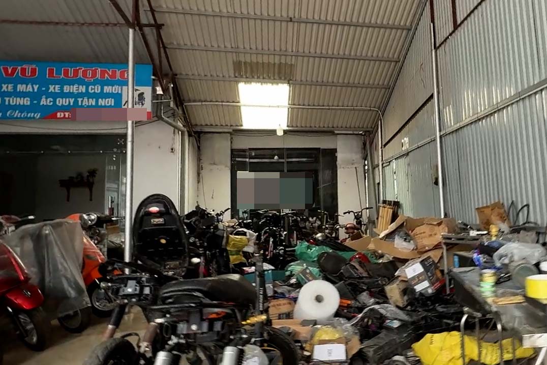 Cửa hàng Vũ Lượng vừa là nơi bày bán, vừa là nơi sửa chữa, lắp ráp các loại xe điện không giấy tờ. Ảnh: Nhóm PV