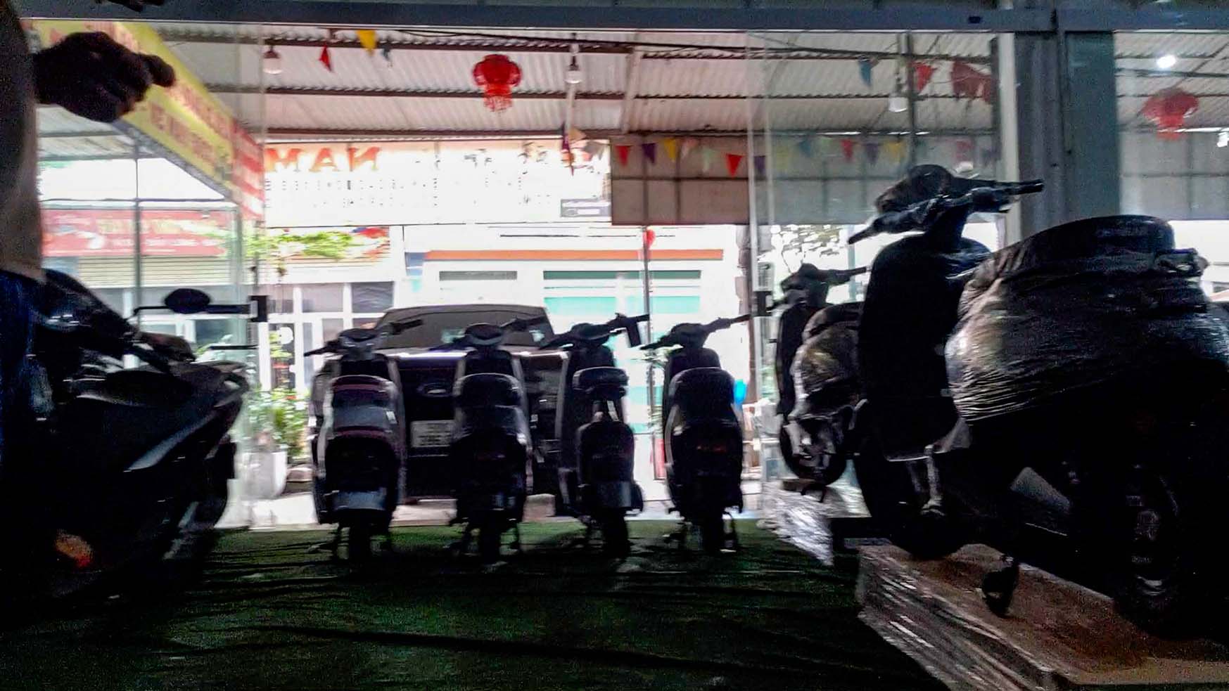 Không gian bên trong cửa hàng của hệ thống xe điện Nam Lan Osakar tại phường Tự Lạn (Bắc Ninh). Ảnh: Nhóm PV