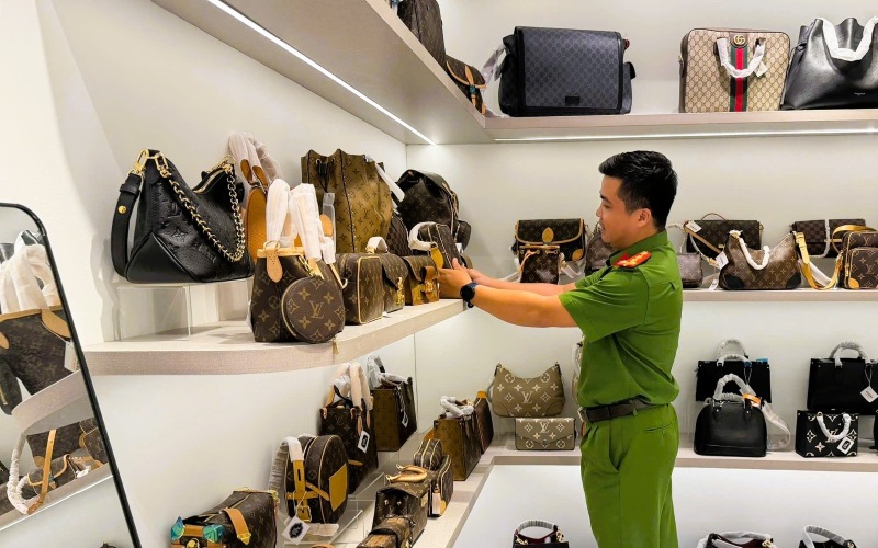 Công an Đà Nẵng kiểm tra, phát hiện nhiều sản phẩm nghi hàng hiệu giả tại chợ Hàn. Ảnh: CACC