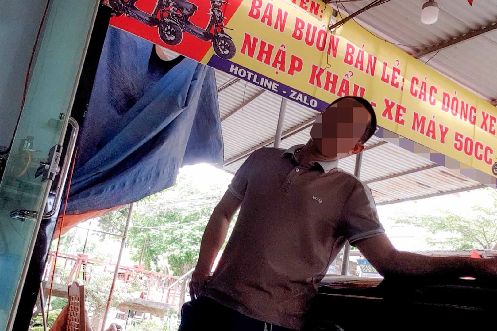 Ông chủ của hệ thống xe điện Nam Lan Osakar thừa nhận với phóng viên về việc không dám để xe điện không giấy tại cửa hàng. Ảnh: Nhóm PV