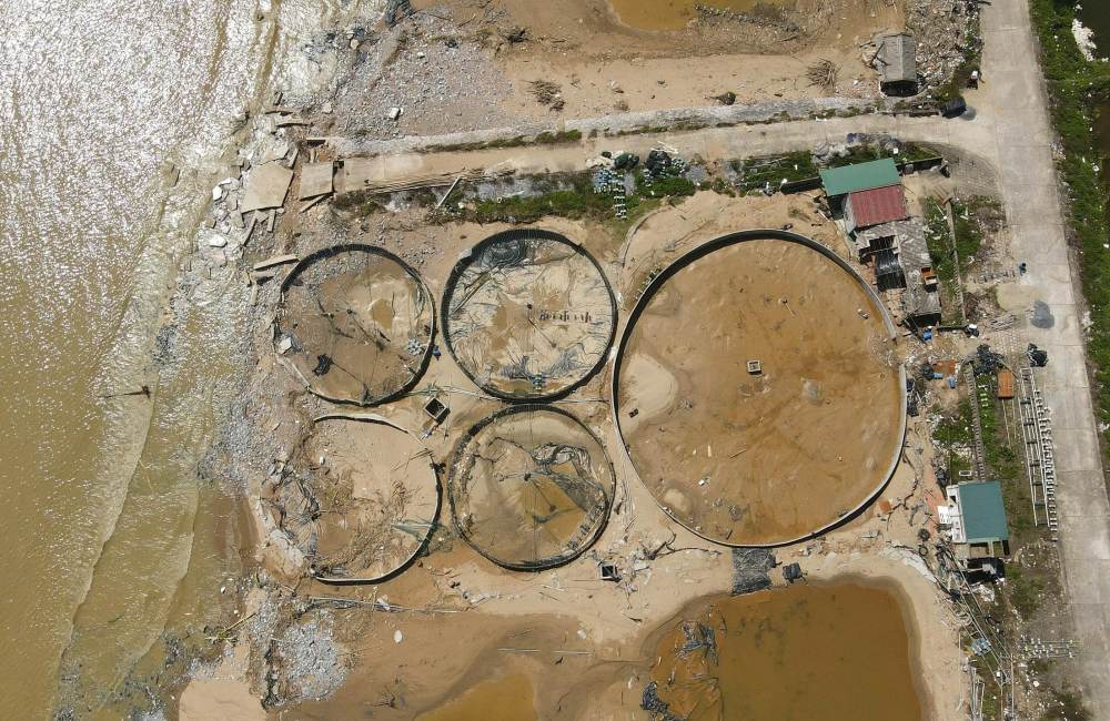 Những ao nuôi tôm bị tàn phá rất nặng nề sau cơn bão số 10. Ảnh: Quách Du