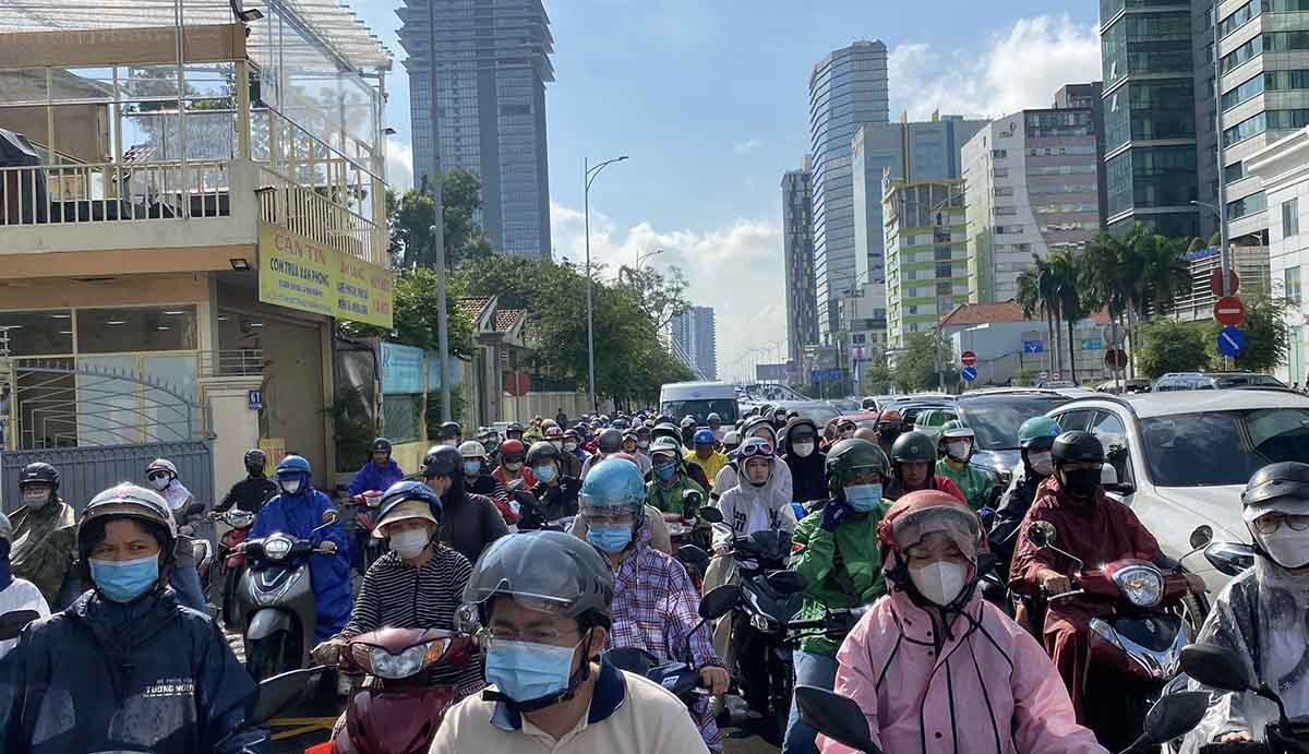 Trên đường Tôn Đức Thắng (phường Sài Gòn), hướng từ cầu Ba Son đến nút giao Nguyễn Hữu Cảnh, xe cộ nhích từng chút một. Ảnh: Anh Tú