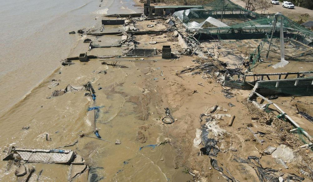 Hệ thống hạ tầng ở các đầm tôm bị đổ sập, san phẳng. Ảnh: Quách Du