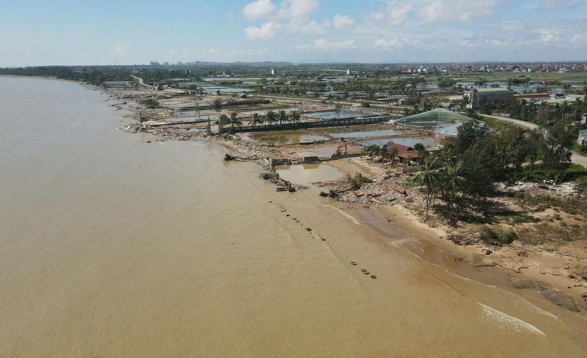 Những đầm nuôi tôm bị tan hoang sau cơn bão số 10 tại xã Hoằng Thanh, tỉnh Thanh Hóa. Ảnh: Quách Du