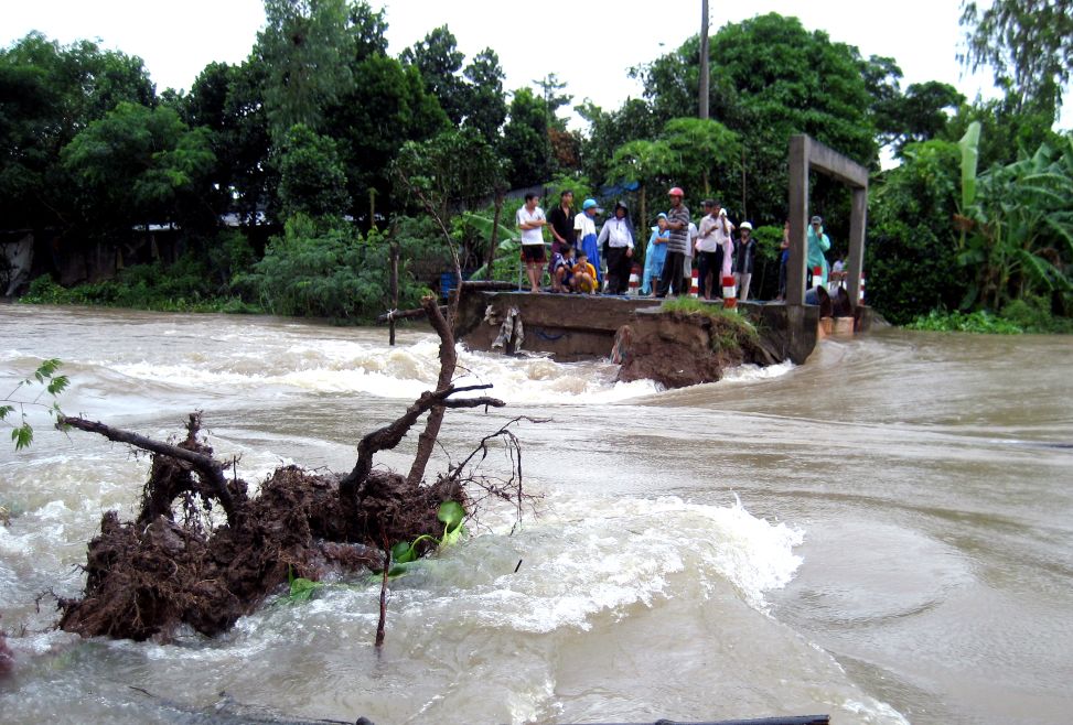 Một tuyến đường vùng đầu nguồn tỉnh An Giang bị lũ năm 2011 gây sạt lở. Ảnh: Thanh Mai