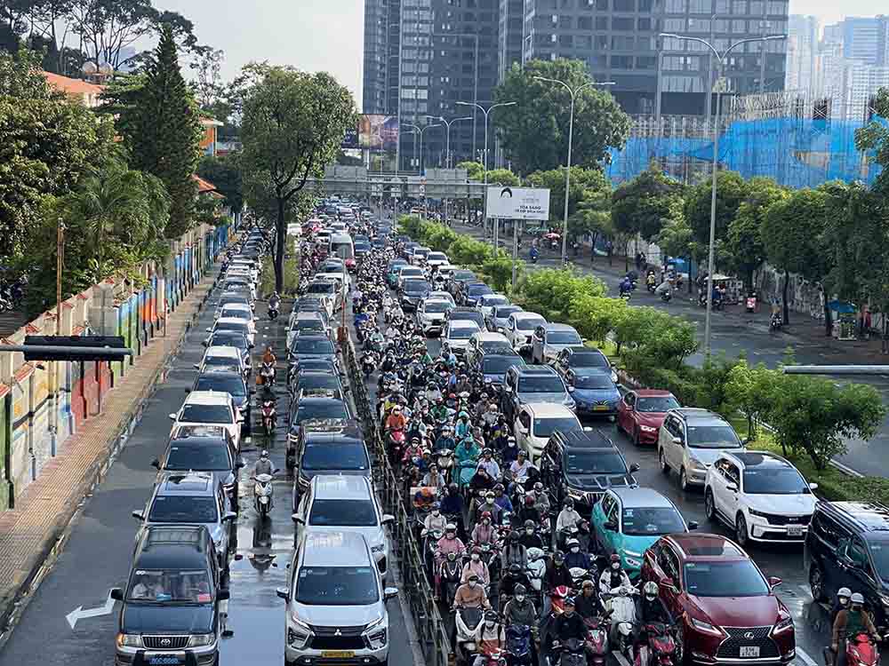 Tại đường Nguyễn Hữu Cảnh, dòng phương tiện ken đặc, di chuyển chậm chạp. Ảnh: Anh Tú