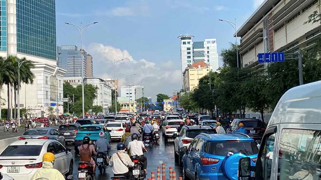 Ùn tắc kéo dài nhiều tuyến đường ở TPHCM sau cơn mưa lớn sáng 3.10