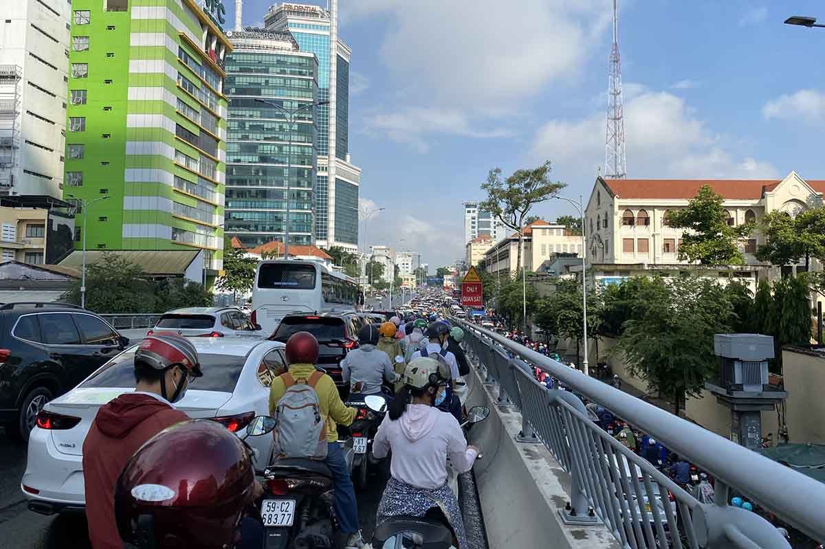 Khu vực cầu Ba Son (hướng từ phường An Khánh vào trung tâm) cũng trong tình trạng tương tự, khi người và phương tiện vất vả di chuyển trong điều kiện đường trơn trượt và tầm nhìn hạn chế. Ảnh: Anh Tú
