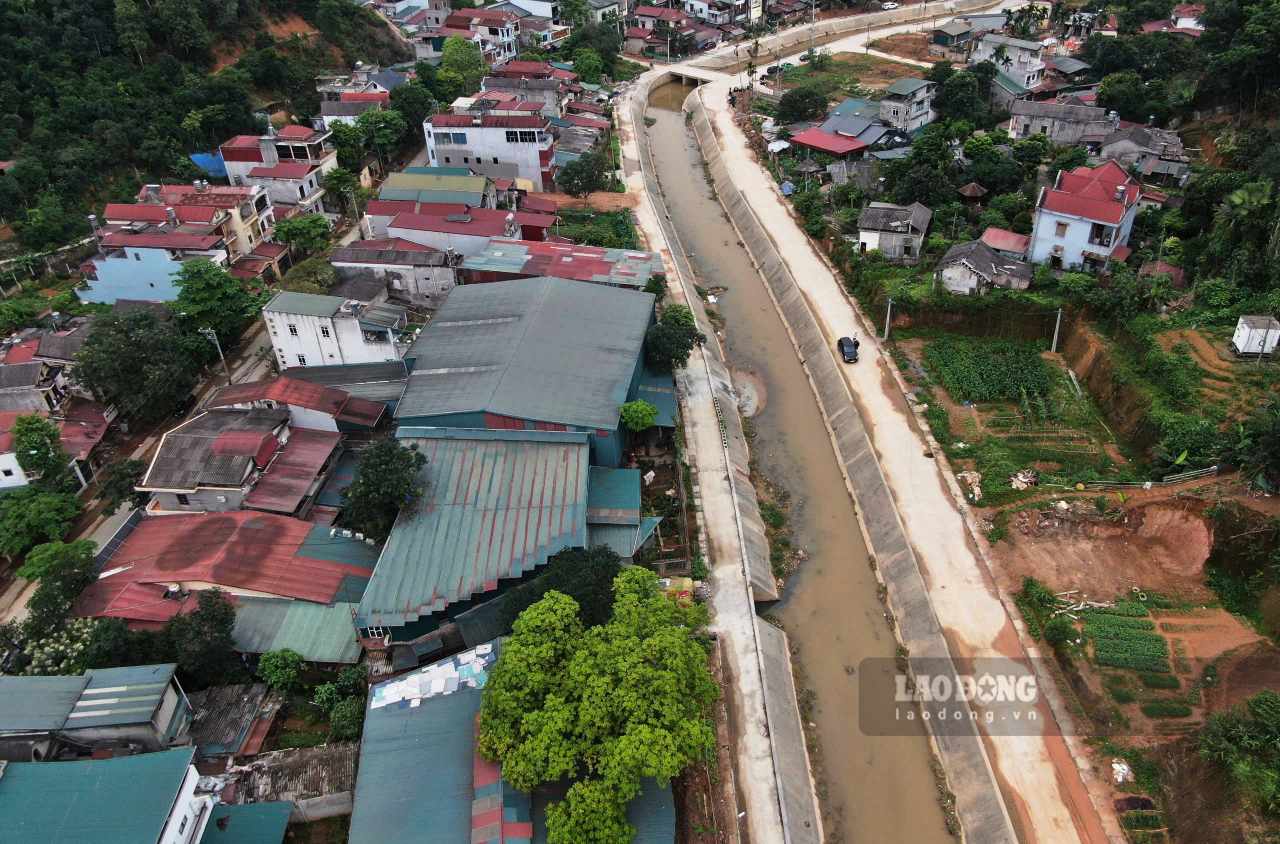 Dự án kè suối cầu dài được triển khai đã giúp giảm tình trạng ngập úng khu vực trung tâm tỉnh Yên Bái. Ảnh: Văn Đức