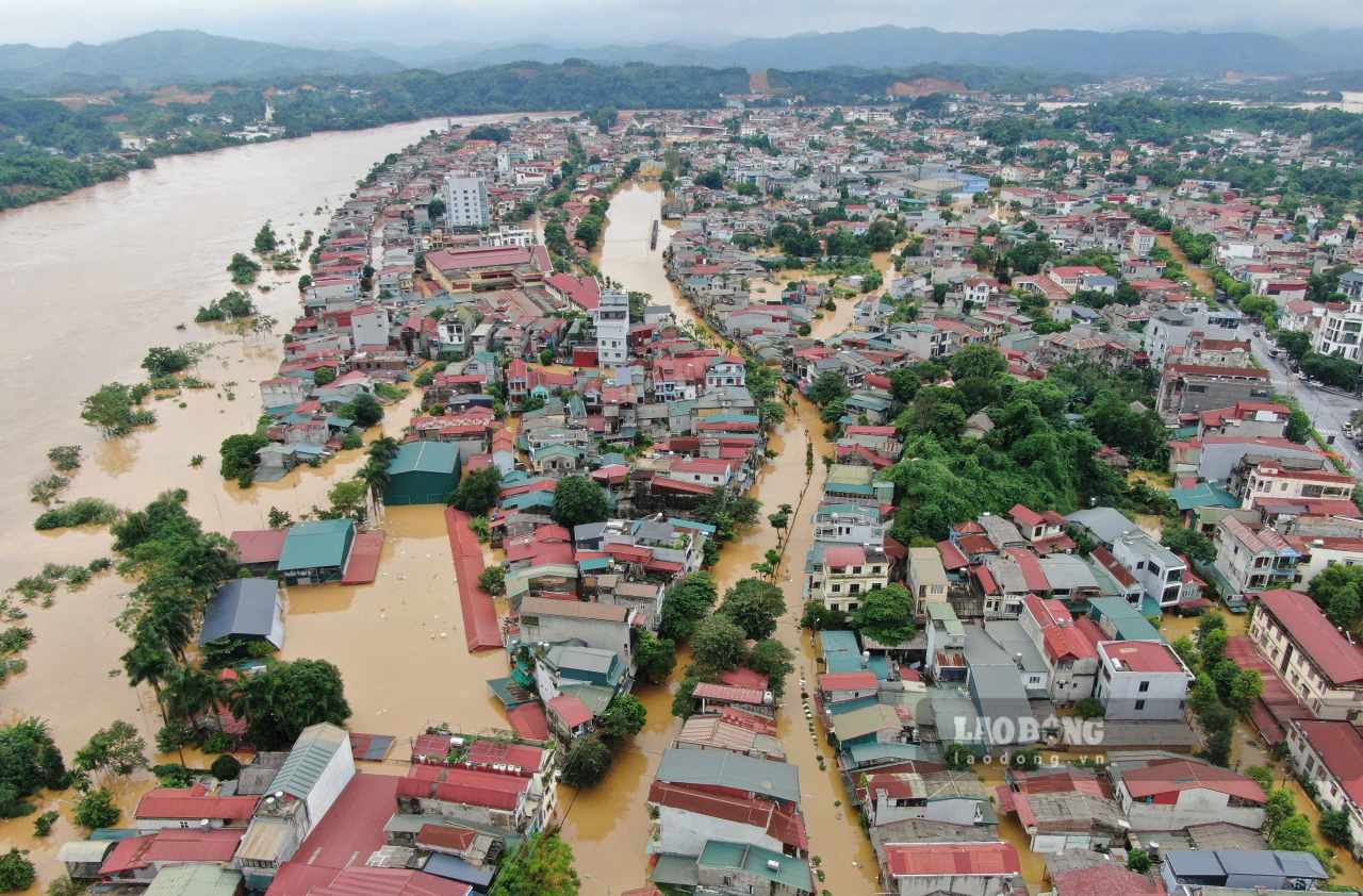 Khu vực ven sông Hồng tại một số xã như Mậu A, Trấn Yên, Quy Mông và phường Âu Lâu, Yên Bái, Nam Cường cứ mưa là ngập. Ảnh: Văn Đức