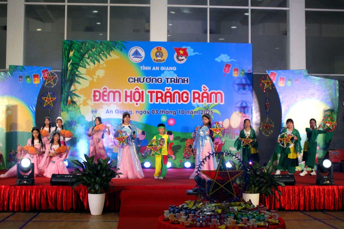 Sinh hoạt văn nghệ tại Chương trình Đêm hội trăng rằm. Ảnh: Thanh Mai