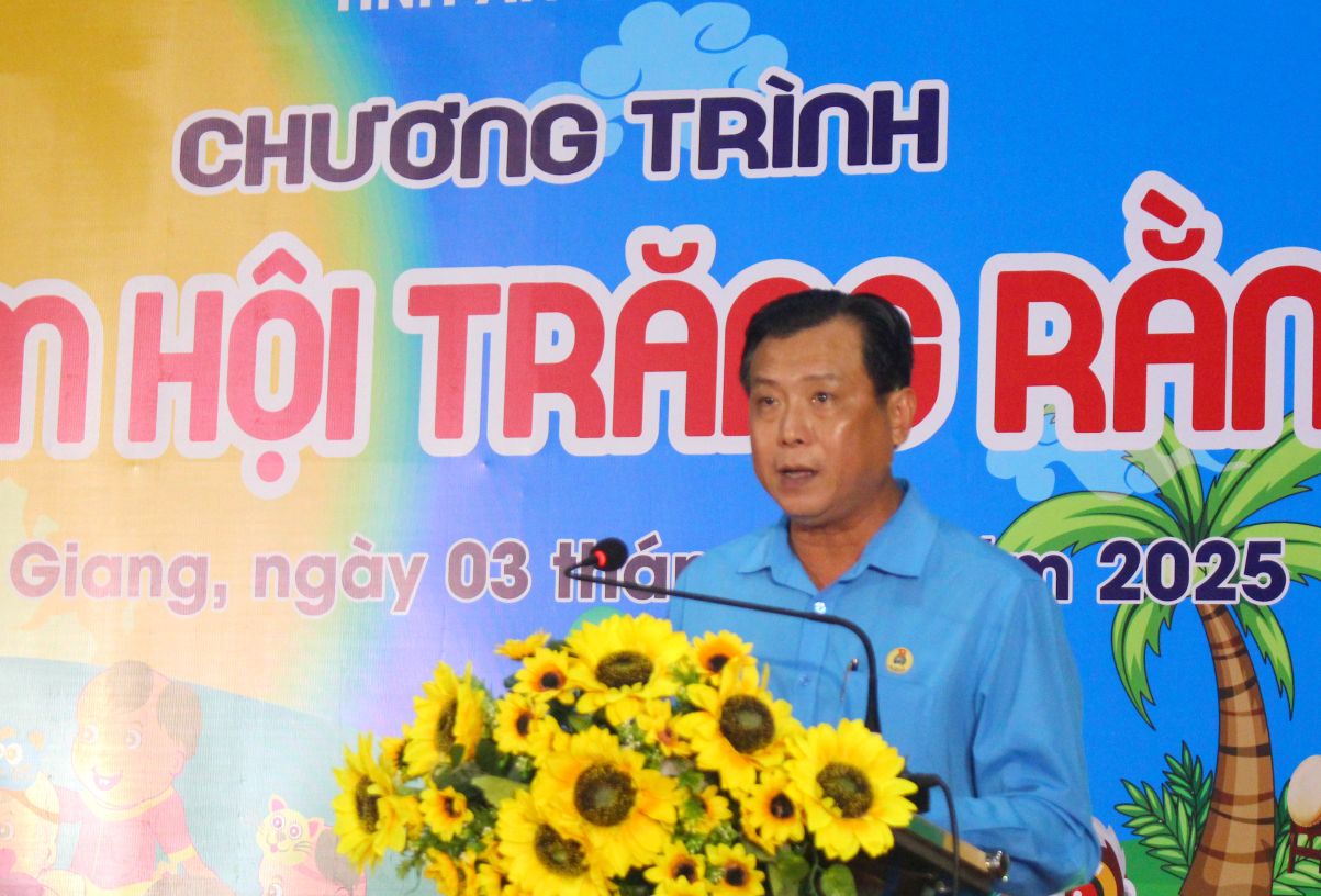 Ông Nguyễn Nhật Tiến - Phó Chủ tịch LĐLĐ tỉnh, Trưởng Ban Công tác Công đoàn tỉnh phát biểu. Ảnh: Thanh Mai