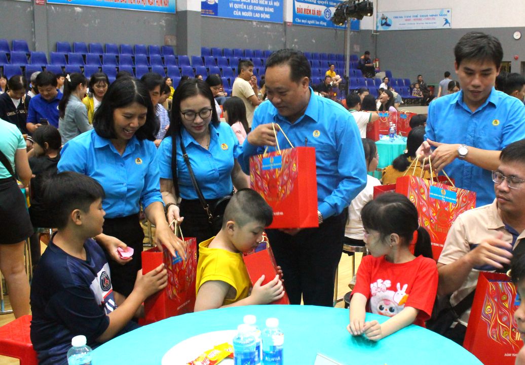 Phạm Văn Đằng (thứ 2 từ phải sang) Phó Chủ tịch LĐLĐ tỉnh An Giang phát quà cho các cháu. Ảnh: Thanh Mai