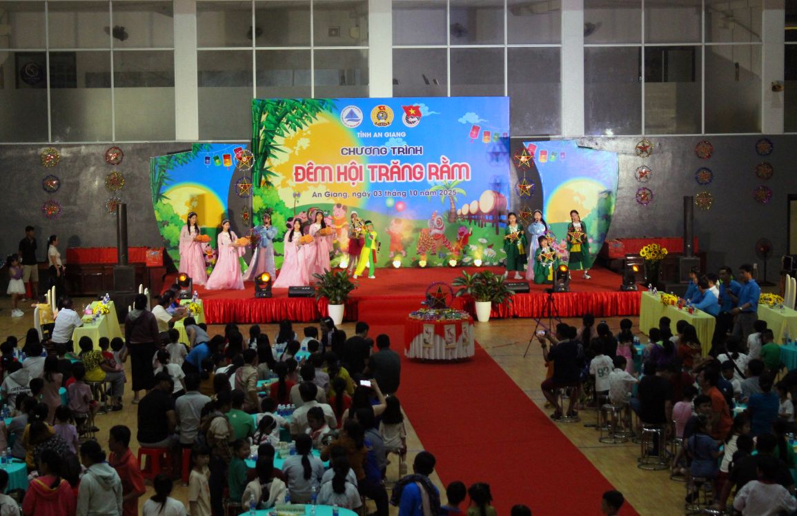 Quang cảnh chương trình Đêm hội trăng rằm tại Nhà văn hóa lao động tỉnh An Giang. Ảnh: Thanh Mai