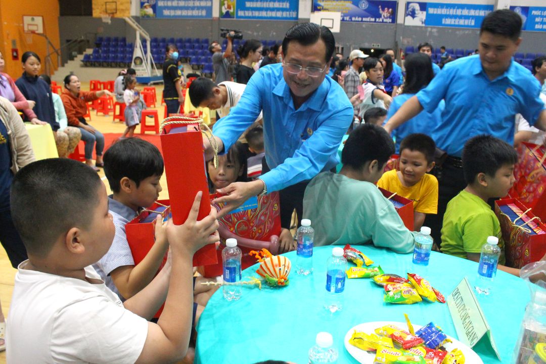 Sau đó từng thành viên đại diện lãnh đạo đến tận từng bàn, phát quà tận tay cho các cháu. Ảnh: Thanh Mai