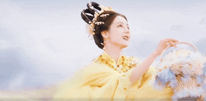 Hình ảnh Địch Lệ Nhiệt Ba hóa Hằng Nga gây ấn tượng