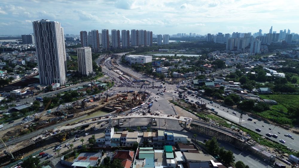 Nhiều hạng mục dần hoàn thiện, người dân kì vọng dự án sớm đưa vào khai thác giúp giảm ùn tắc giao thông qua khu vực. Ảnh: Anh Tú