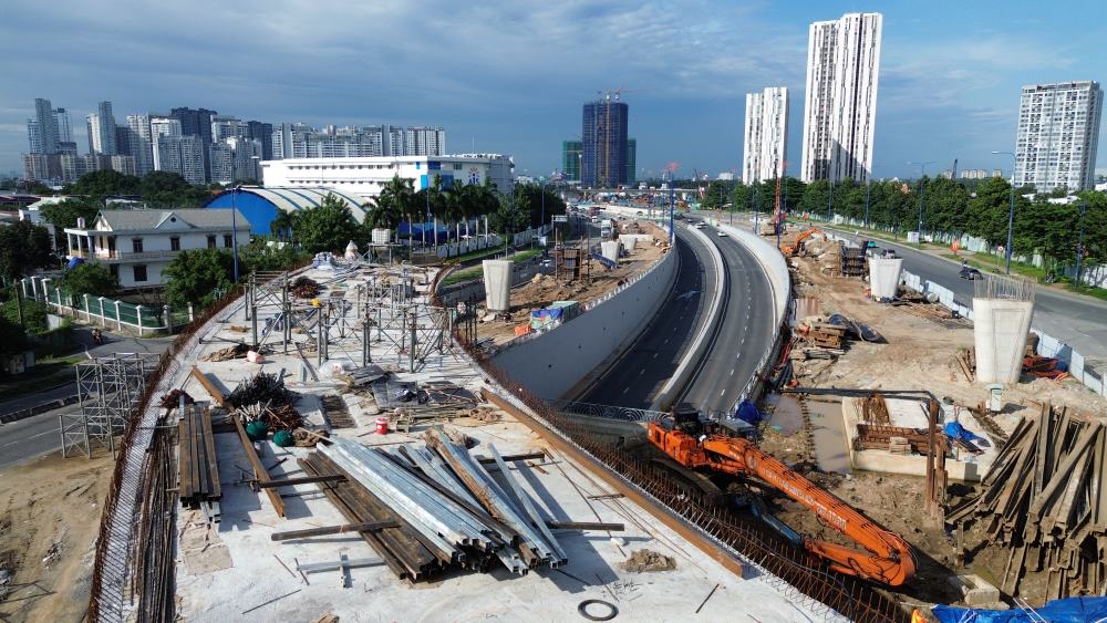 Công trình đang gấp rút thi công dự kiến đưa vào khai thác trước Tết. Ảnh: Anh Tú