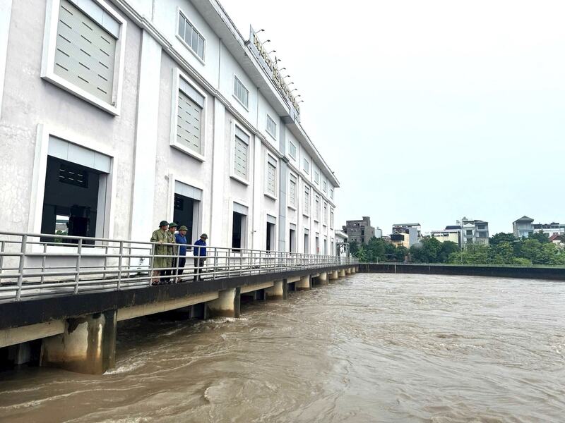 Giám đốc Sở Nông nghiệp và Môi trường Hà Nội Nguyễn Xuân Đại kiểm tra, chỉ đạo vận hành tối đa công suất Trạm bơm tiêu Yên Nghĩa. Ảnh: Bảo Châu