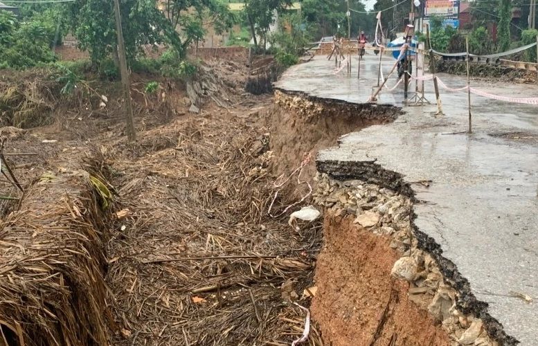Sạt lở nghiêm trọng trên đường tỉnh lộ 523 (đoạn qua địa bàn xã Kim Tân, Thanh Hóa). Ảnh: Khánh Trình