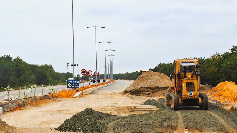 Các đơn vị đẩy nhanh tiến độ thi công trong dù gặp khó khăn về mặt bằng, nguyên liệu đất