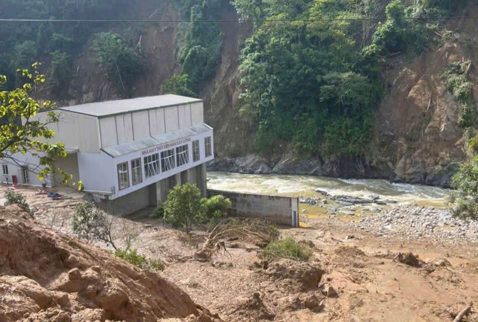 Nhà máy Thủy điện Nậm Xây Luông tan hoang sau mưa bão. Ảnh: Văn ĐỨc