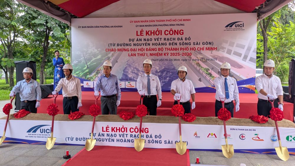 Các đại biểu thực hiện nghi thức khởi công dự án nạo vét rạch Đá Đỏ sáng 10.10 tại phường An Khánh, TP.HCM. Ảnh: Anh Tú