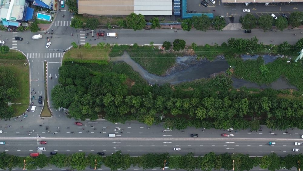 Tuyến rạch Đá Đỏ hiện ngập rác và lục bình sẽ được nạo vét, kè bờ, trồng cây xanh và làm đường dạo ven rạch. Ảnh: Anh Tú