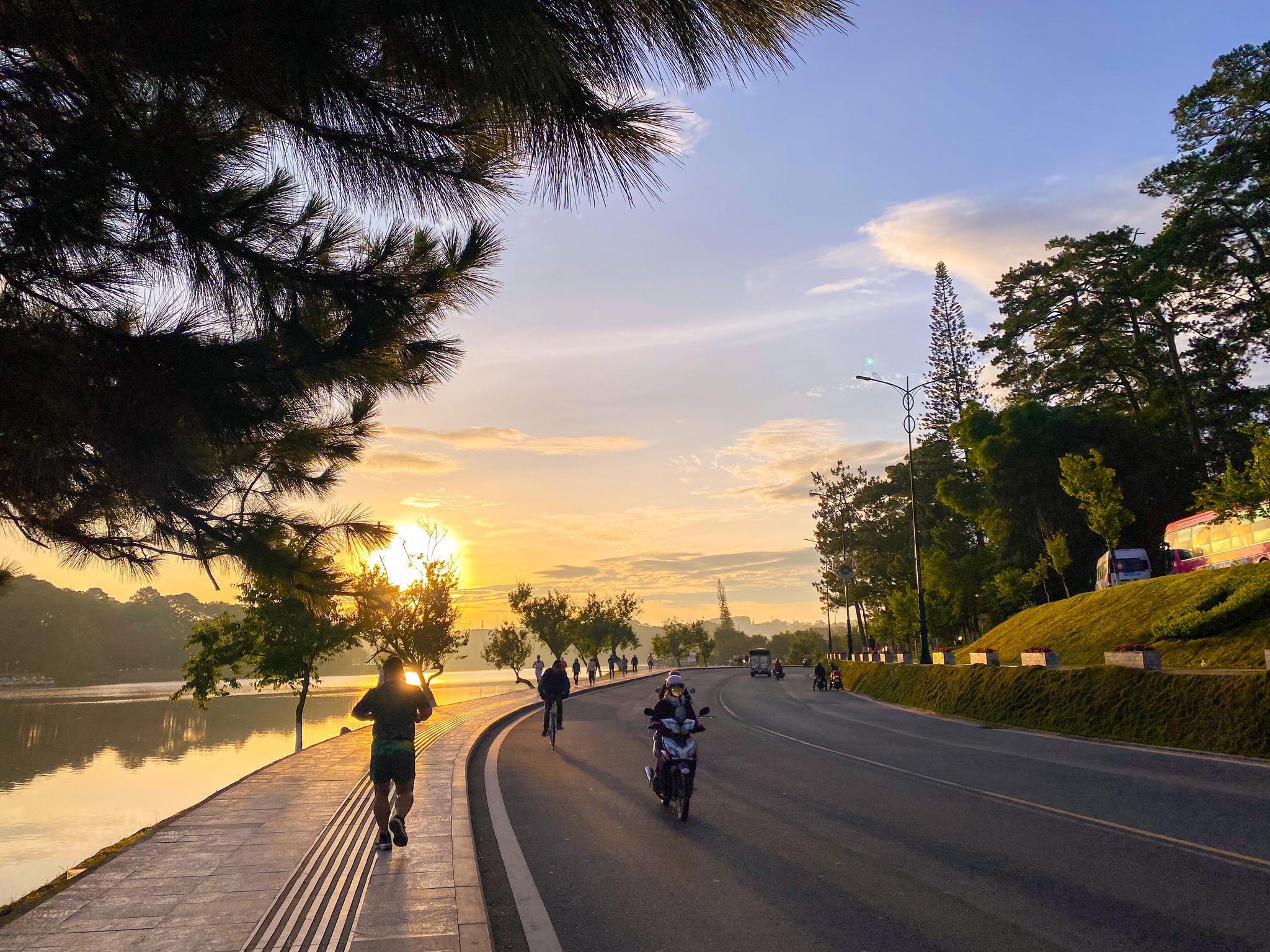 Đà Lạt sáng sớm có sức hút riêng, mang vẻ dịu dàng, thơ mộng hơi pha chút hoài niệm mà chẳng nươi nào có được. Vào mùa thu khi dứt những cơn mưa, buổi sớm sương còn phủ dày trên những ngọn thông, mặt hồ im lặng phải chiếu mây trời chuyển mình. Người yêu Đà Lạt dù sống nhiều năm ở đây vẫn cảm thấy yêu sự chầm chậm, bình thản của nơi này. Tiếng xe ngoài phố không vội vã, bước chân người cũng nhẹ nhàng trong không gian se lạnh.