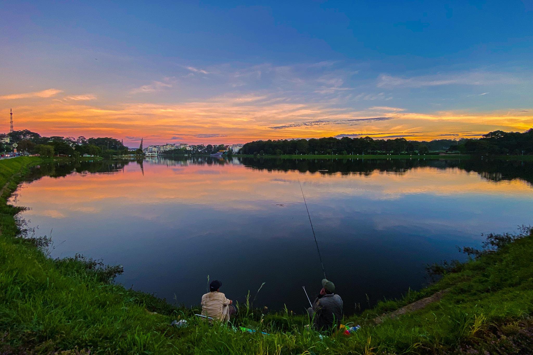 “Phố núi Đà Lạt dù nắng, mưa, hay sương mù dày đặc vẫn có những nét đẹp riêng của nó. Nhìn vào thôi đã thấy lòng thảnh thơi“, anh Dũng chia sẻ.