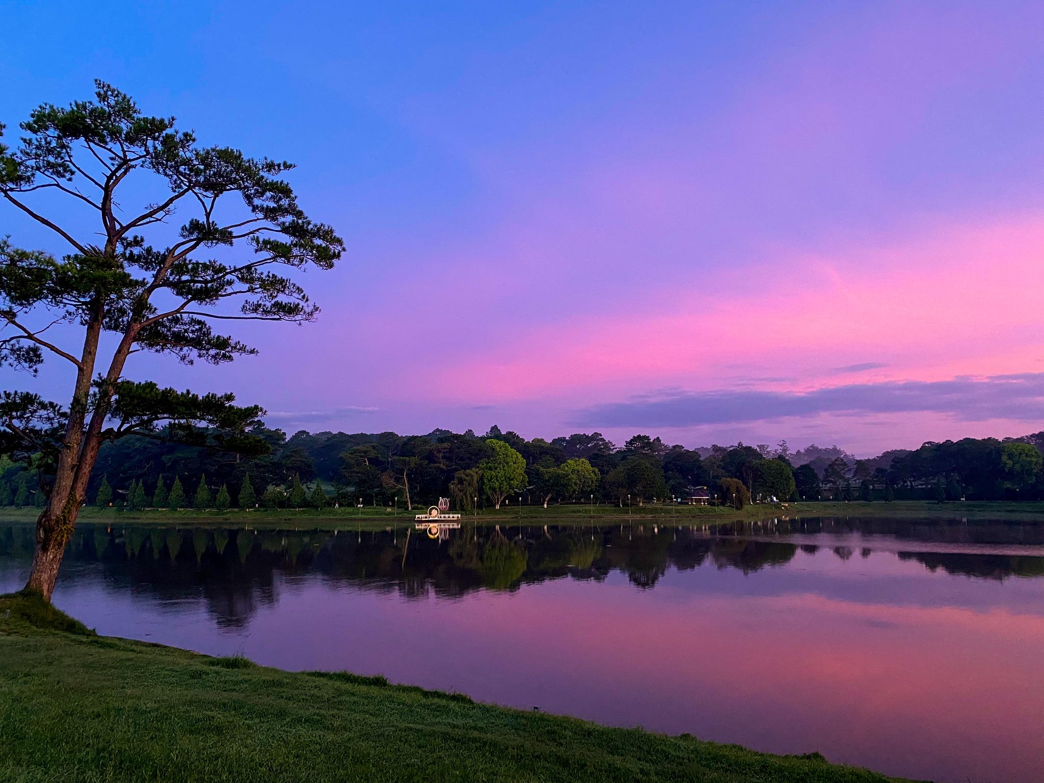 Bình minh màu tím hồng độc đáo bên hồ Xuân Hương thơ mộng.